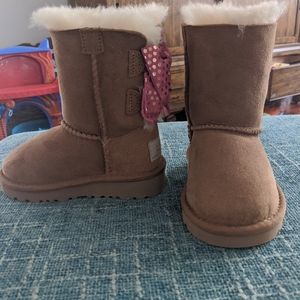 Girls Ugg boots w/pink bow